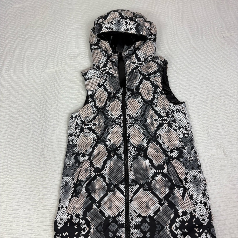 lululemon athletica Shiny Black Hooded Vest - Picture 4 of 12